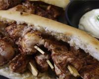 Le chich taouk est un plat libanais à base de poulet mariné et de jus de citron. Il peut être consommé en sandwich ou en assiette et c'est…