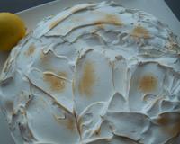 Un gros gâteau tout blanc aux saveurs d'agrumes.