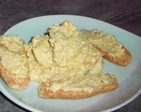Tartines de purée de pois chiches au lait de coco
