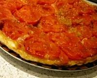 Pour un dîner sous les derniers rayons de soleil : une tatin aux tomates accommodée avec du parmesan, du jambon de pays, de l'ail et du romarin.