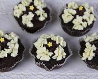 Ces petits cakes en caissettes sont d'origine américaine: 'cup' car ils étaient cuits dans des tasses. Leur joli décor de chocolat blanc séduira ses adeptes. Le cupcake…