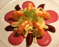 Tagliatelle aux crevettes, purée de betterave rouge et crème de betterave