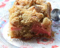 Gâteau à la rhubarbe façon crumble
