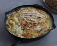 Tous les secrets pour réussir votre tartiflette ! A déguster avec des Cornichons qui apporteront leur touche de croquant et d'épices.