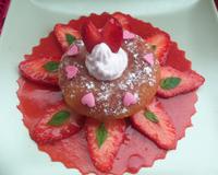 Un mini baba imbibé de jus de fraises et sa cour...........