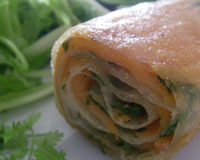 Petits rouleaux de truite fumée aux herbes aromatiques. Recette rapide et très simple.
