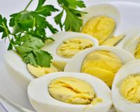 Les oeufs durs peuvent se déguster dés le matin, en entrée avec une mayonnaise ou chauds par exemple avec une béchamel et gratinés au four.