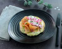 Pancakes aux herbes, crème fouettée et saumon fumé