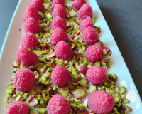 Framboises soyeuses à la rose et aux éclats de pistaches