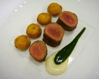 La purée d'ail mêlée au jus de persil relève amplement le goût de l'agneau.
