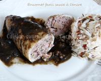 Des encornets farcis à la viande, cuits dans une sauce avec leur encre noire est un pur plaisir gustatif.