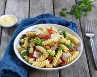 Le BLT est un célèbre sandwich populaire aux US, ici réinterprété en version salade de pâtes. Une façon originale de déguster…