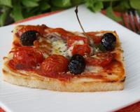 Une tranche de pain de mie Harrys façon pizza et une garniture tomate, St Môret®. Une recette ultra rapide et délicieuse.Une recette proposée par Marina du blog 'Parmesan…