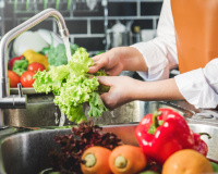 Ce légume qu’on utilise tout le temps sans le laver est pourtant l’un des plus contaminés par les pesticides