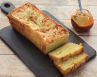 Pour changer du gâteau aux pommes traditionnel, on opte pour cette version de quatre-quarts aux pommes, avec une pointe cannelle et de rhum, c'est une vraie réussite…