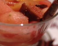 Des fruits cuits dans une infusion de thé épicée et sucrée au miel : voilà une délicieuse façon de manger des fruits en automne !