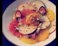 Une salade de fruits revisitée aux allures de dessert presque gastronomique accompagnée d'un crumble au gout subtile de roquefort et de fraises craquantes / croquantes.…