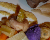 Médaillon de Jumeau de Bœuf et sa Glace de Topinambours, Légumes de Saison, Pomme en Condiment