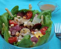 Salade vraiment fraîche alliant les saveurs de la terre (émincés de gésiers) et les saveurs de la mer (bulots), accompagnée de légumes, liée par la sauce savoureuse.
