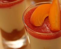 Une verrine sucrée toute en douceur avec sa compotée d'abricot, accompagnée d'une mousse vanille et d'un coulis de fraise !