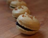 Petits macarons tout rond au bon goût de fruit de la passion.