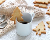 Sablé sapin à poser sur une tasse
