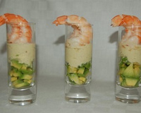 Verrines d'avocat, crème de gingembre et crevettes