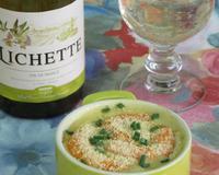 Le vin blanc Noémie Vernaux apporte une touche d'acidité à la béchamel qui se marie parfaitement avec les Saint-Jacques et les crevettes.