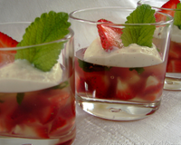 Fraises en gelée de mélisse et sa crème de tofu vanillée