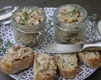 Parfaite association gourmande entre le maquereau, le roquefort et les noix. Rillettes très goûteuses, on s'en ressert volontiers!