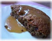 Un gâteau ultra moelleux très riche en dattes, arrosé d'une sauce au caramel au beurre salé...