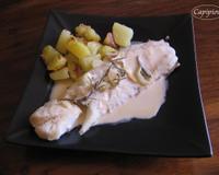 Des dos de cabillaud cuits au four, accompagnés d'une sauce crémeuse au cidre.