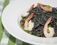 Spaghettis noirs maison aux petits pois et crevettes