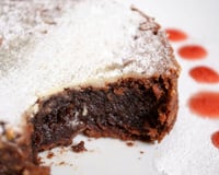 Fondant au chocolat gourmand et gelée de groseilles