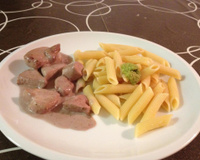 Penne rigate au poulet, sauce porto et pesto