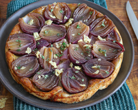 Tarte tatin : ni pomme, ni abricot, misez sur les oignons pour une version salée !