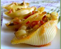 Les célèbres pâtes coquillage italiennes farcies avec des poivrons confits et le fameux fromage Corse, le brocciu. A déguster aussi bien chaud que froid !