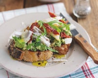 Tartine à l'avocat, poulet grillé et tomates séchées