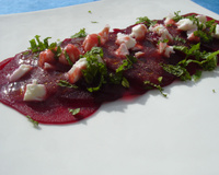 Carpaccio de betterave, féta, menthe et vinaigrette à la fraise