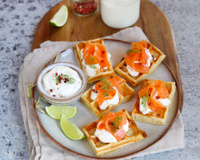 Gaufres apéritives au lait de chèvre, au saumon fumé et au fromage frais