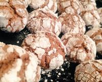 Ce sont des petits biscuits au chocolat, craquelés sur le dessus et recouverts de sucre glace. L'intérieur est tout moelleux, un peu comme pour un gros…