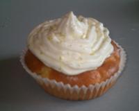 Un cake salé au saumon fumé et citron jaune confit surmonté du cottage cheese au combava.