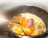 Velouté aux légumes et aux épices avec brisures de magrets de canard fumé