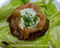 Blinis de courgettes, saumon fumé et sauce au St Môret à l'aneth