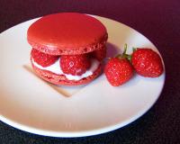 Macaron haut en saveurs et en couleurs aux Mara des bois, mascarpone et basilic.