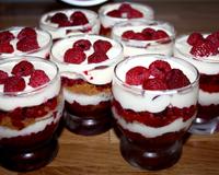 Pour changer du classique tiramisu au café, cette variante aux framboises plaira aux plus gourmands.