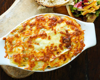 Fini la raclette classique ! Ce gratin réconfortant au fromage à raclette et tranches de blanc de poulet va vous faire fondre !