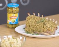 Pour changer du carré d'agneau traditionnel, on le revisite en version en croûte d'olives vertes.