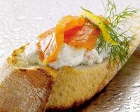 Une recette Labeyrie de tartines de saumon fumé sur crème ciboulette et citron à faire découvrir en apéritif ou entrée...
