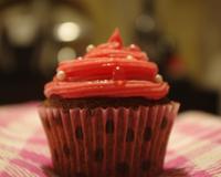 Un cupcake vanille/myrtille et toping à la fraise parsemé de billes de pamplemousse